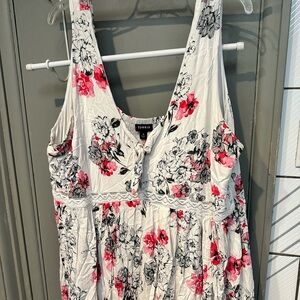 Beautiful Torrid sz 4 flowered dress 💗